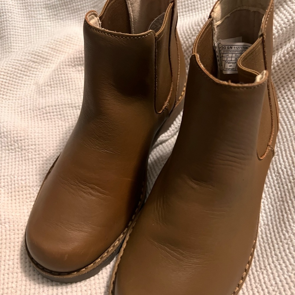 Callum Ugg Boots size 4 NWOT